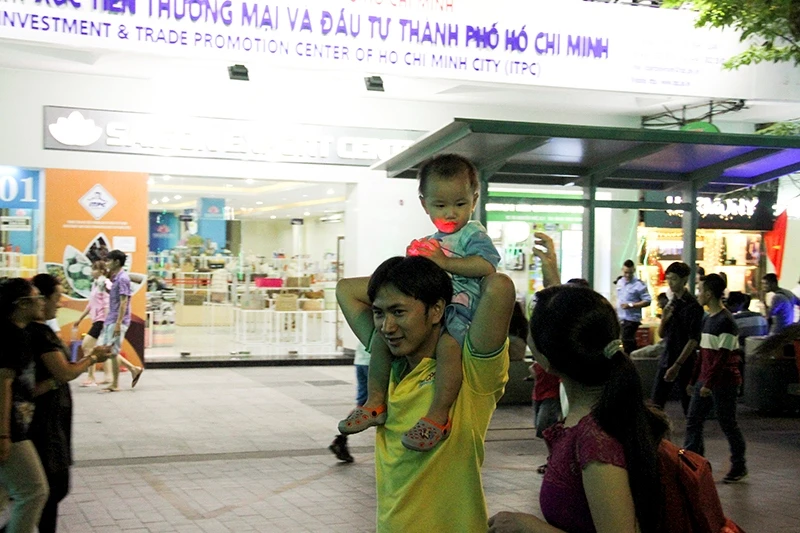 Người dân TP.HCM xuống đường tận hưởng thời khắc giao thừa ảnh 4 Người dân TP.HCM xuống đường tận hưởng thời khắc giao thừa ảnh 4